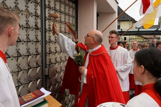  Ein bewegender und spannender Moment: Nach dem Hammerschlag öffnen sich die Kirchportale für den Einzug in die Kirche. (hier St. Elisabeth, Hanau-Kesselstadt)